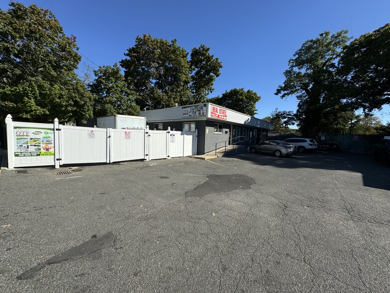 1011 Woodfield Rd, West Hempstead, NY for sale - Building Photo - Image 2 of 19