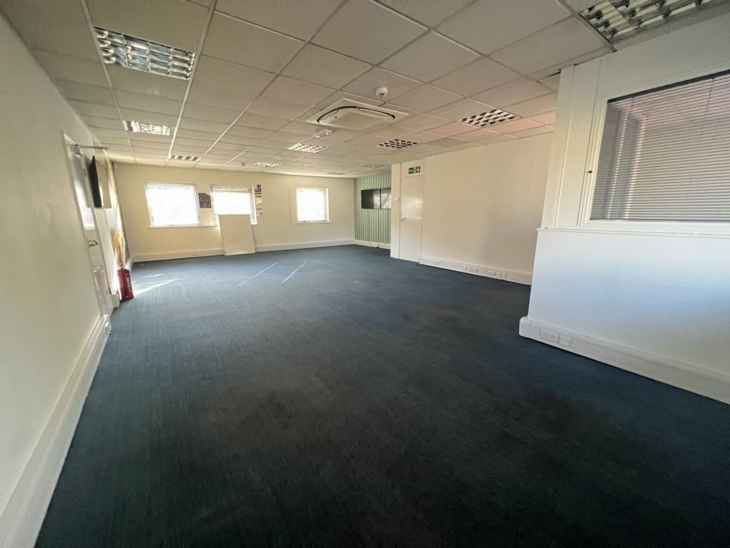 University Blvd, Nottingham, NTT NG7 2RF - Unit 9 -  - Interior Photo - Image 1 of 8