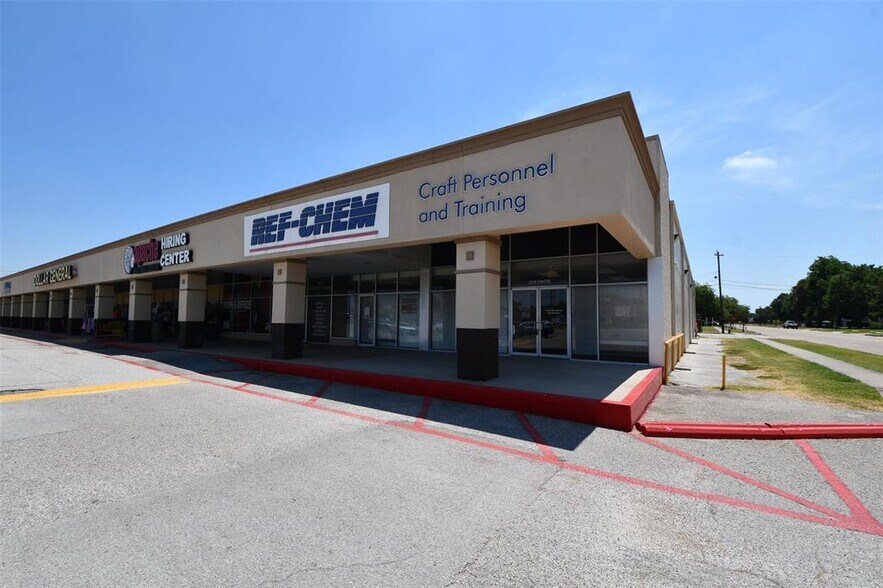 1819 Center St, Deer Park, TX 77536 Town Plaza