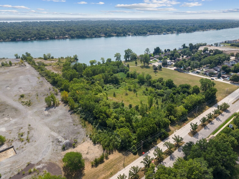 1649 Jefferson Ave, Trenton, MI for sale - Building Photo - Image 2 of 5