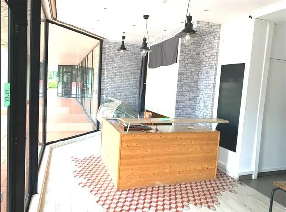 Retail in Vannes for sale Interior Photo- Image 1 of 3