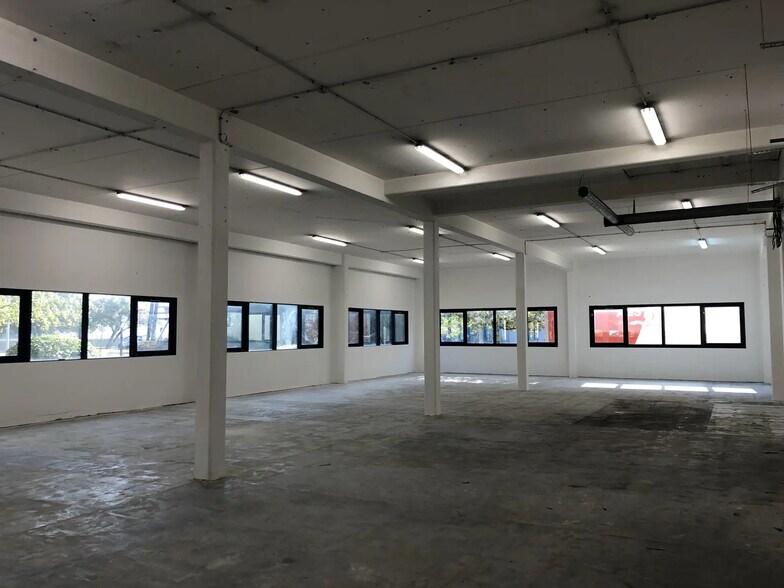 Flex in Villeneuve-la-Garenne for lease - Interior Photo - Image 3 of 4