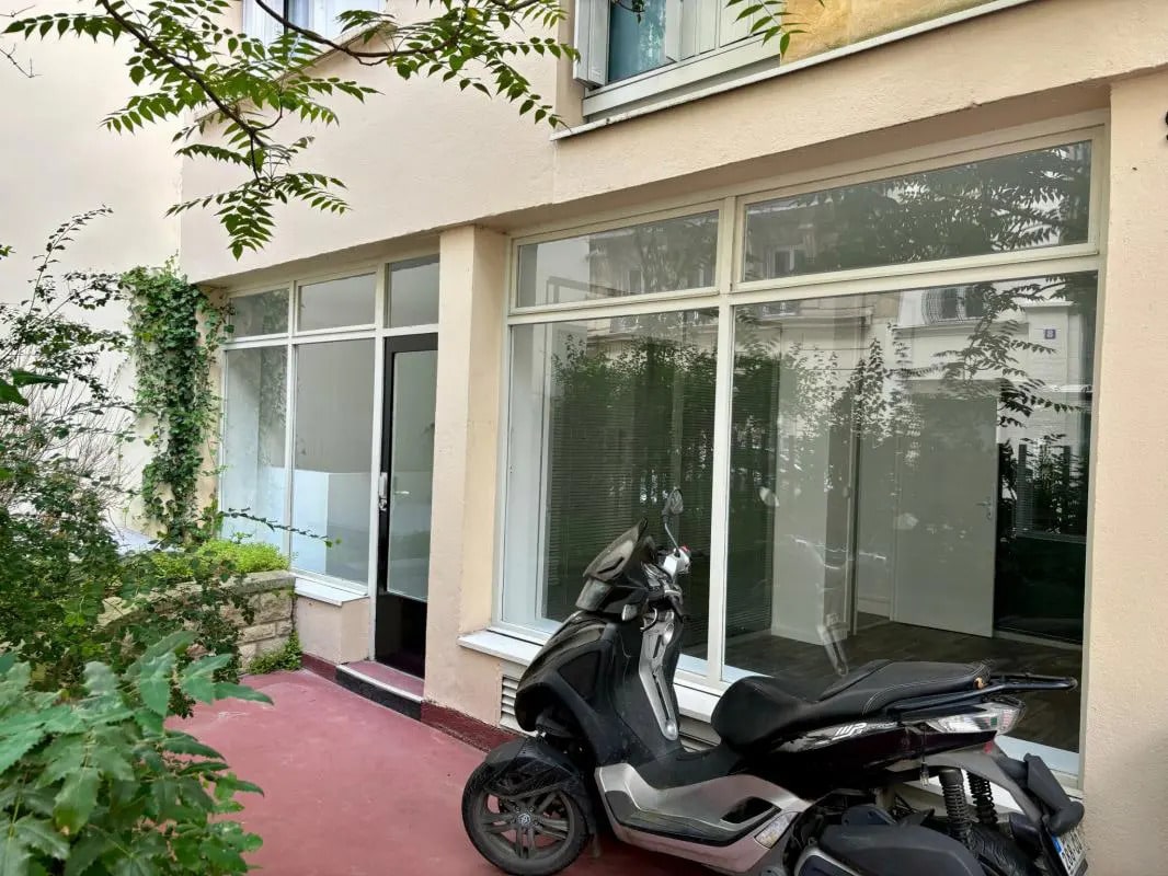 Retail in Paris for lease Building Photo- Image 1 of 10