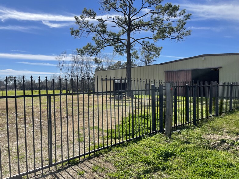 4001 Redell Rd, Baytown, TX for lease - Building Photo - Image 2 of 16