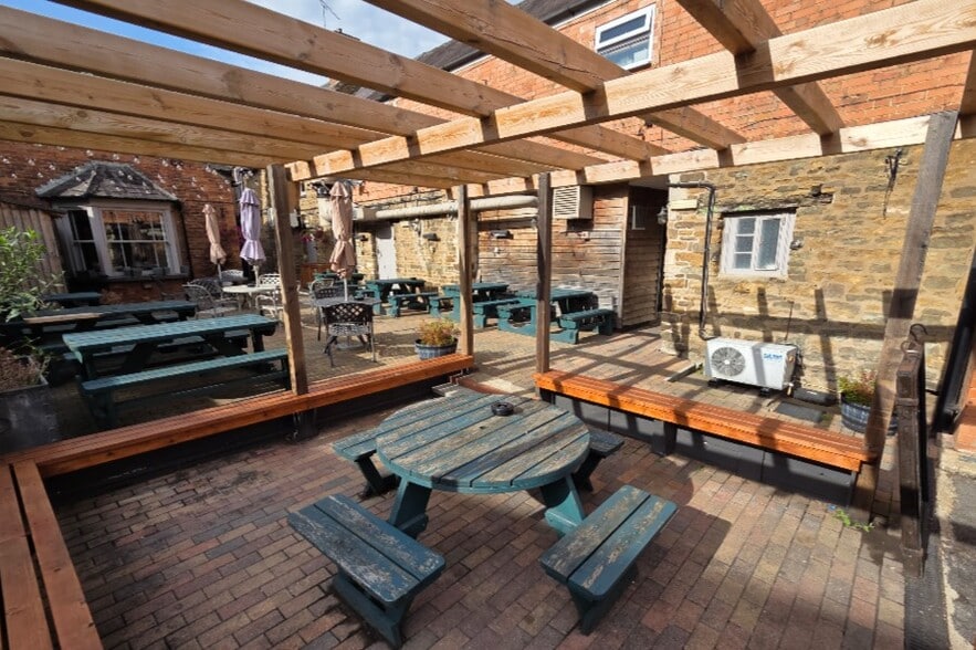 11 Market Pl, Oakham for lease - Building Photo - Image 2 of 2