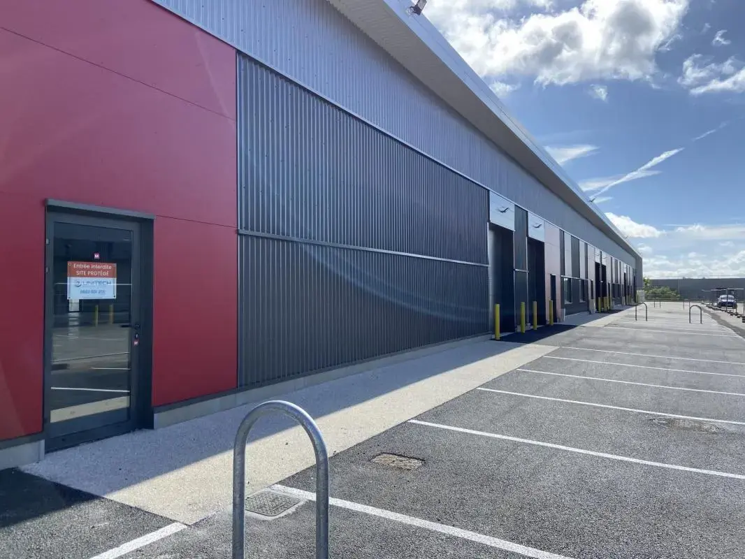 Flex in Dreux for lease Building Photo- Image 1 of 8