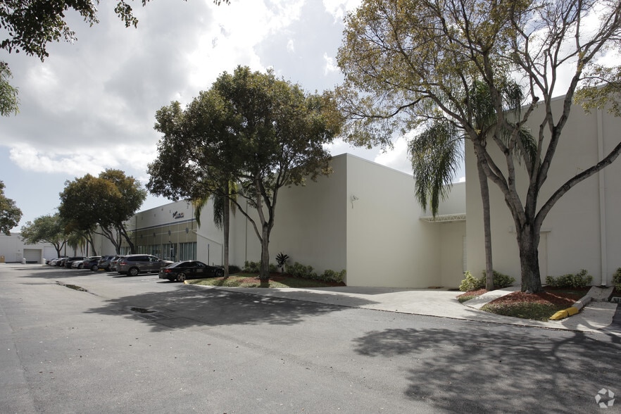 3700 N 29th Ave, Hollywood, FL for lease - Building Photo - Image 3 of 6