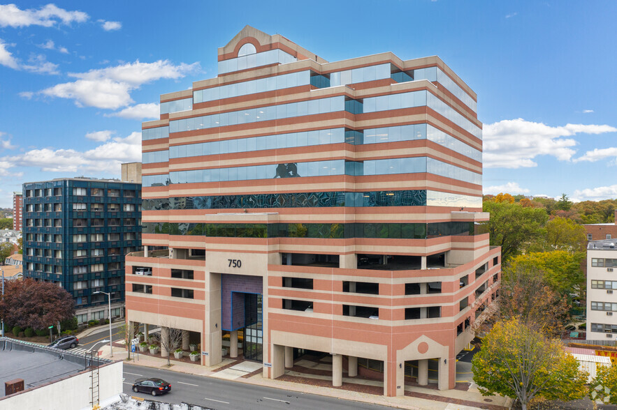 750 E Main St, Stamford, CT for lease - Building Photo - Image 1 of 13