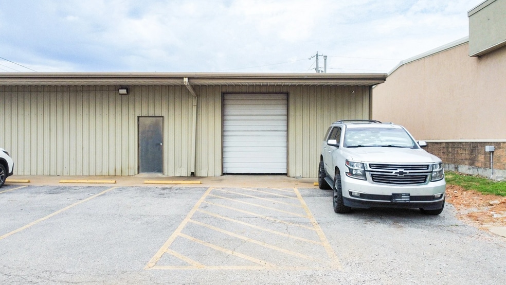 406 E Henri De Tonti Blvd, Springdale, AR for lease - Building Photo - Image 3 of 9