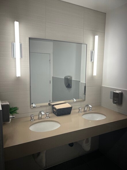 235 W 5th Ave, Escondido, CA for sale - Interior Photo - Image 2 of 13