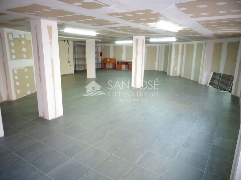 Retail in Alicante for sale - Building Photo - Image 2 of 13