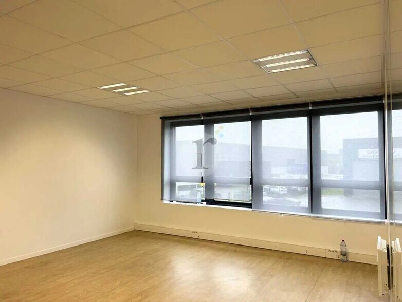 Flex in Avelin for lease - Interior Photo - Image 3 of 6