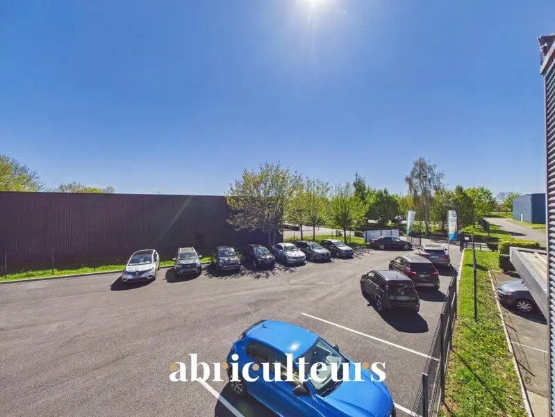 Retail in Luisant for lease Building Photo- Image 1 of 16