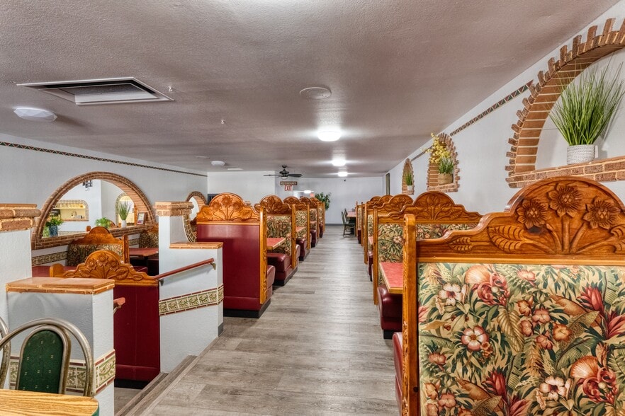 225 S Toppenish Ave, Toppenish, WA for sale - Interior Photo - Image 2 of 26