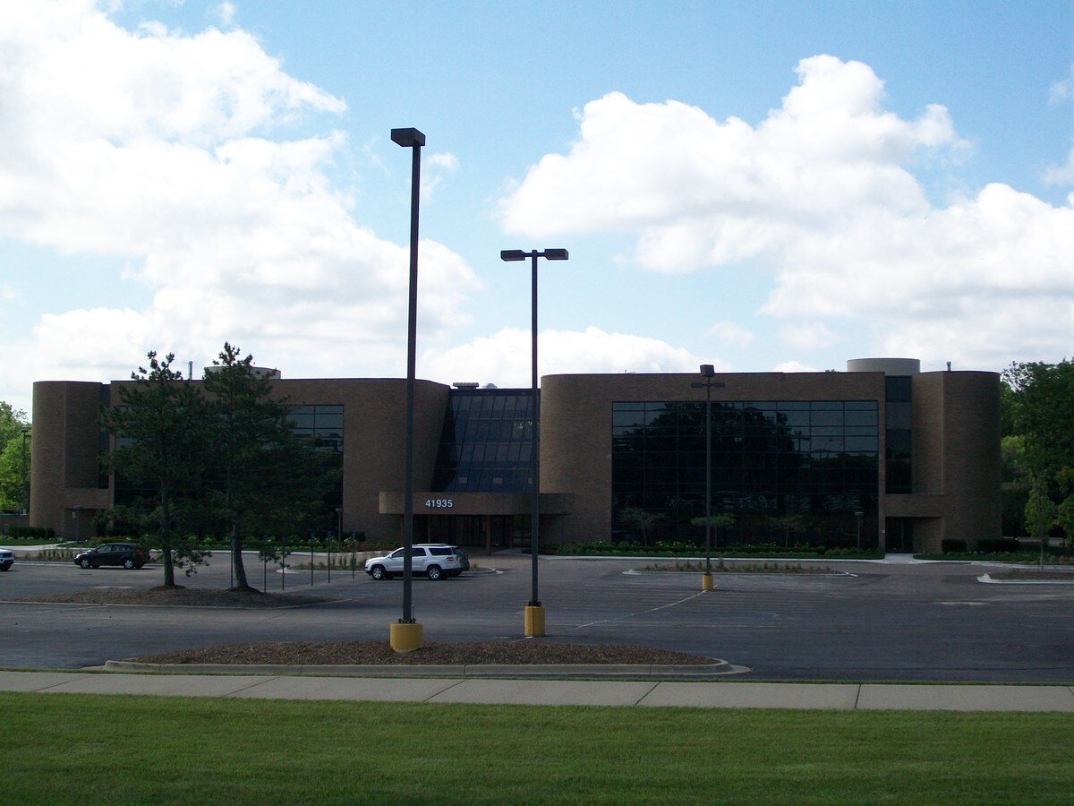 41935 W Twelve Mile Rd, Novi, MI 48377