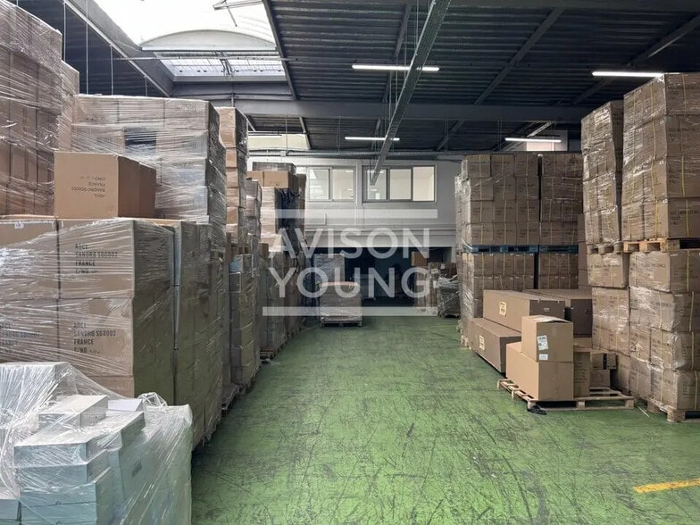 Flex in Montreuil for lease - Interior Photo - Image 3 of 6