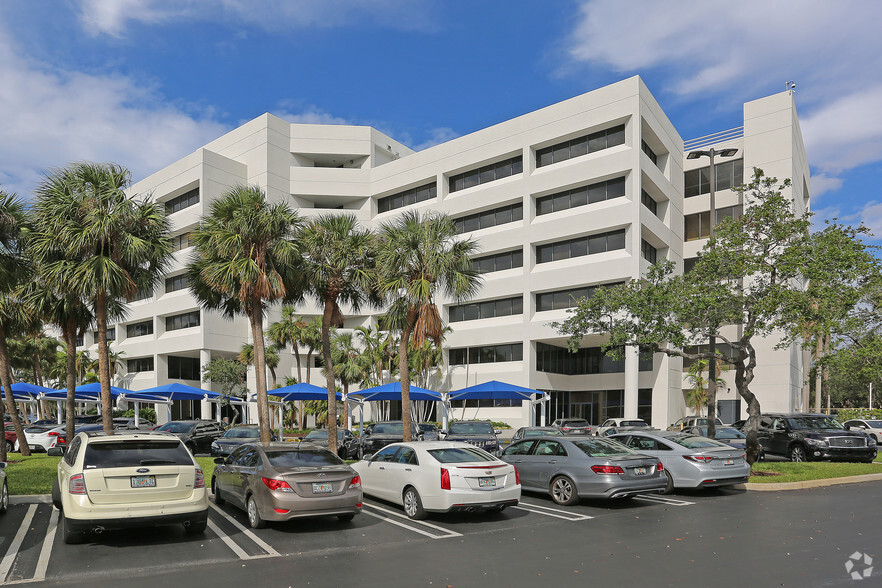 7200 Corporate Center Dr, Miami, FL for lease - Building Photo - Image 3 of 22