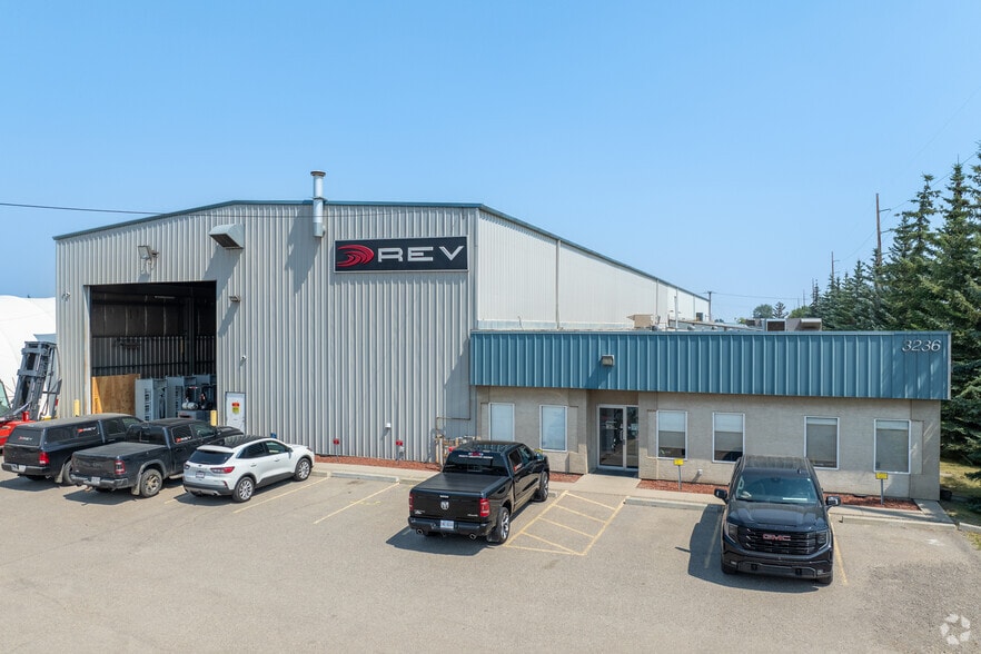3236 50th Ave SE, Calgary, AB for sale - Primary Photo - Image 1 of 1