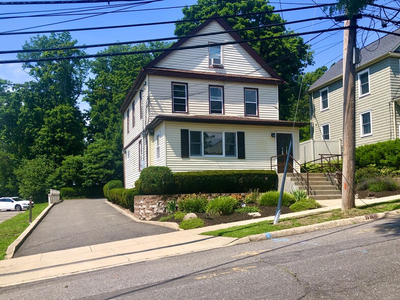 51 Elm St, Huntington, NY for lease - Building Photo - Image 1 of 36