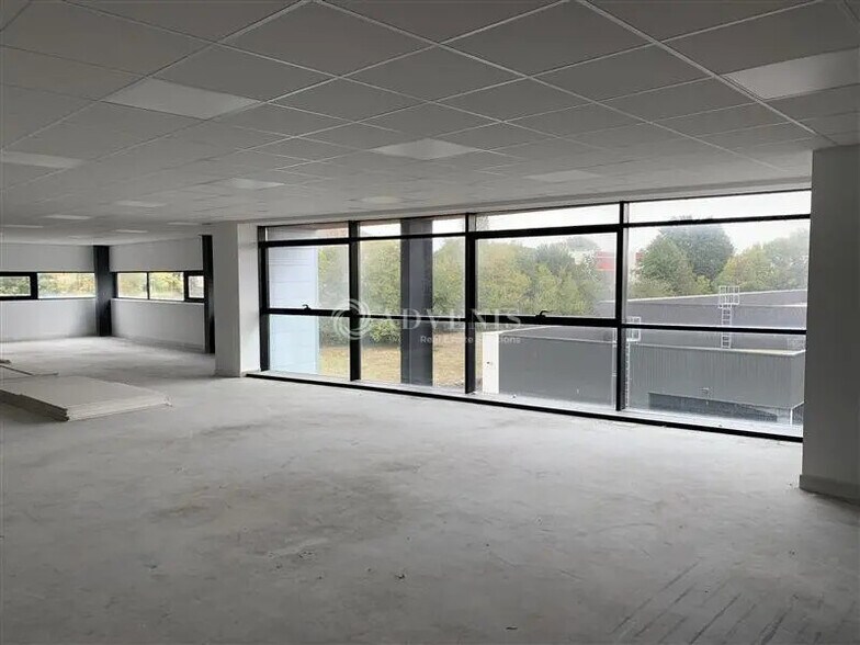 Office in Le Mans for lease - Building Photo - Image 2 of 7