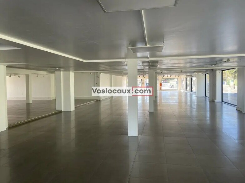 Retail in Antibes for lease - Interior Photo - Image 2 of 4