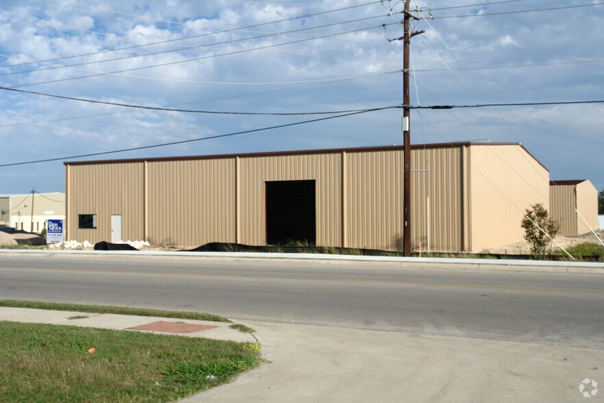 2201 Patterson Industrial Dr, Pflugerville, TX for lease - Building Photo - Image 2 of 22