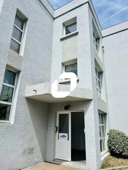 Office in Sassenage for lease - Building Photo - Image 3 of 14