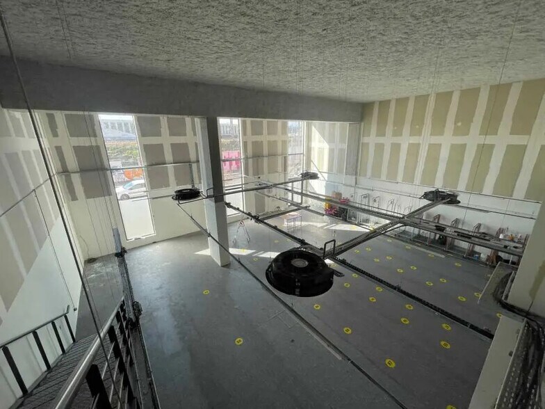 Flex in Lyon for lease - Interior Photo - Image 1 of 6