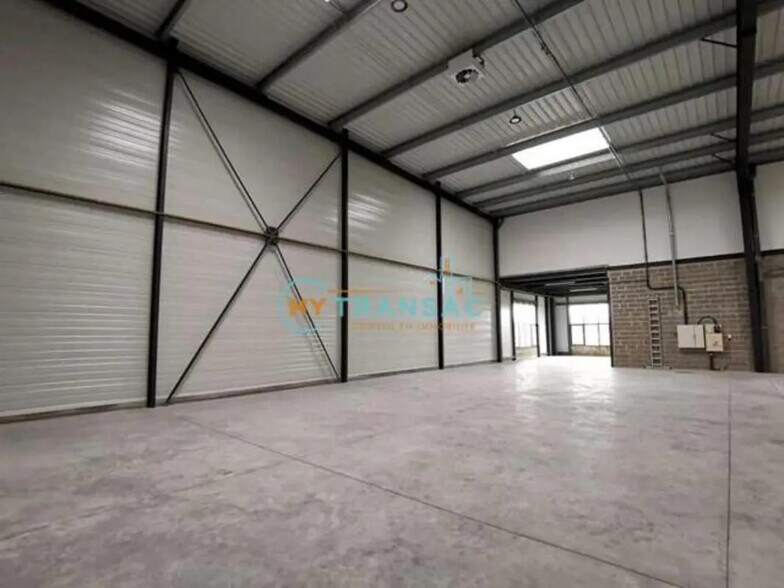 Flex in Moissy-Cramayel for sale - Building Photo - Image 1 of 13