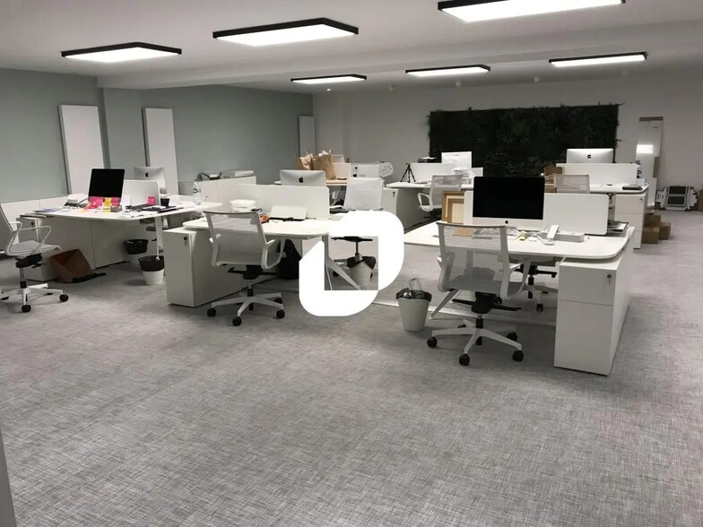 Office in Paris for lease - Building Photo - Image 1 of 13