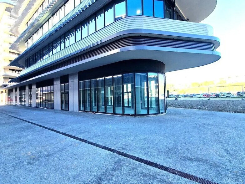 Retail in Nice for lease - Building Photo - Image 3 of 5