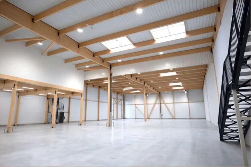 Flex in Saint-Bonnet-de-Mure for lease - Interior Photo - Image 2 of 19