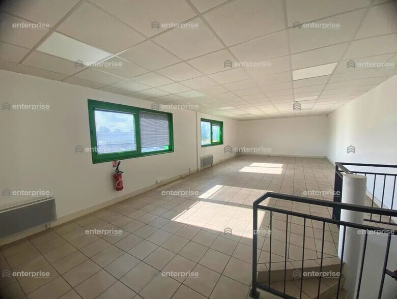 Flex in Chambly for lease - Interior Photo - Image 2 of 7