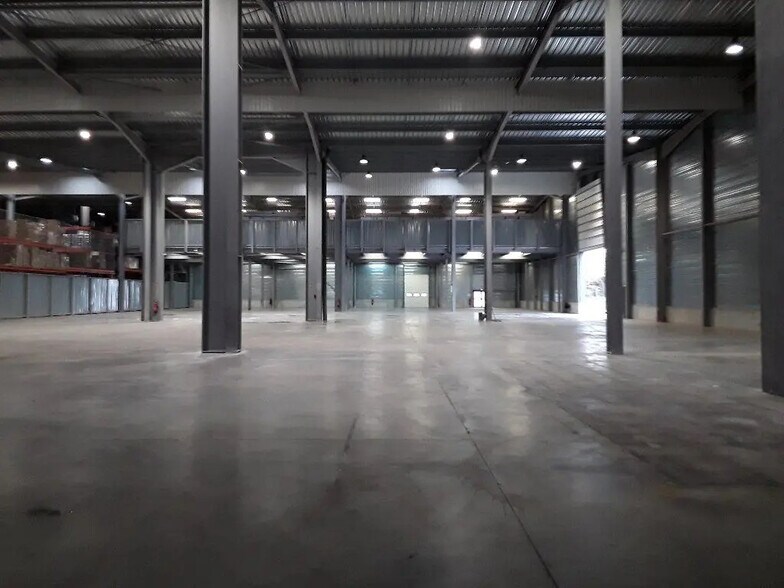 Industrial in La Crau for lease - Interior Photo - Image 1 of 5