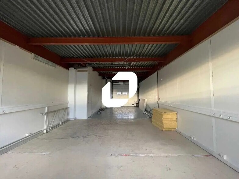 Flex in Lisses for lease - Interior Photo - Image 2 of 10