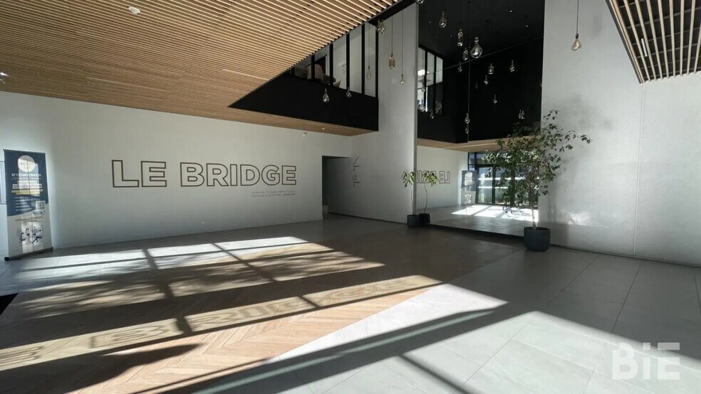 Office in Mérignac for lease - Lobby - Image 1 of 5