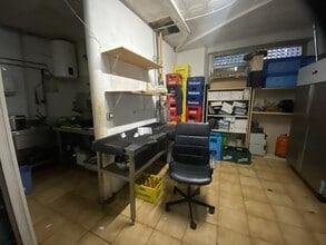 Retail in Barcelona, Barcelona for lease Interior Photo- Image 2 of 4