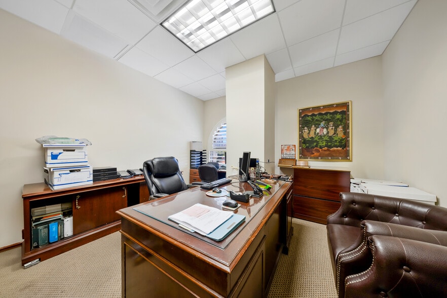 1805 Ponce de Leon Blvd, Coral Gables, FL for sale - Interior Photo - Image 3 of 14