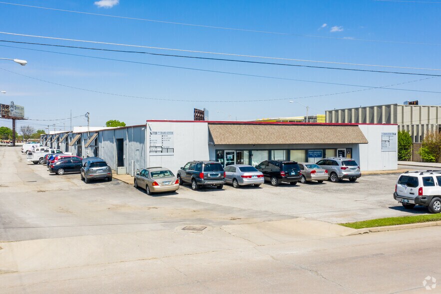 7739-7743 E 38th St, Tulsa, OK for lease - Building Photo - Image 1 of 3