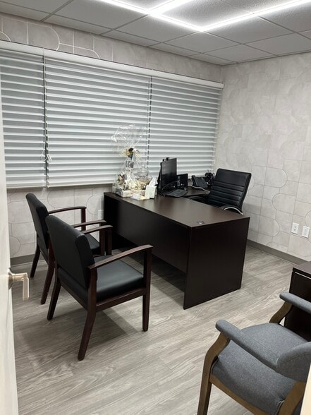 233 E Shore Rd, Great Neck, NY for sale - Interior Photo - Image 3 of 44