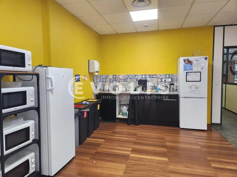 Office in Villeurbanne for lease - Building Photo - Image 3 of 12