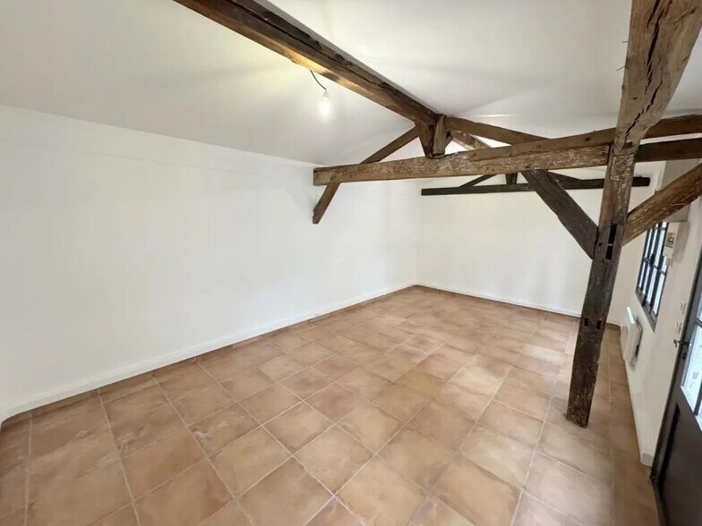 Office in Versailles for lease - Building Photo - Image 2 of 5