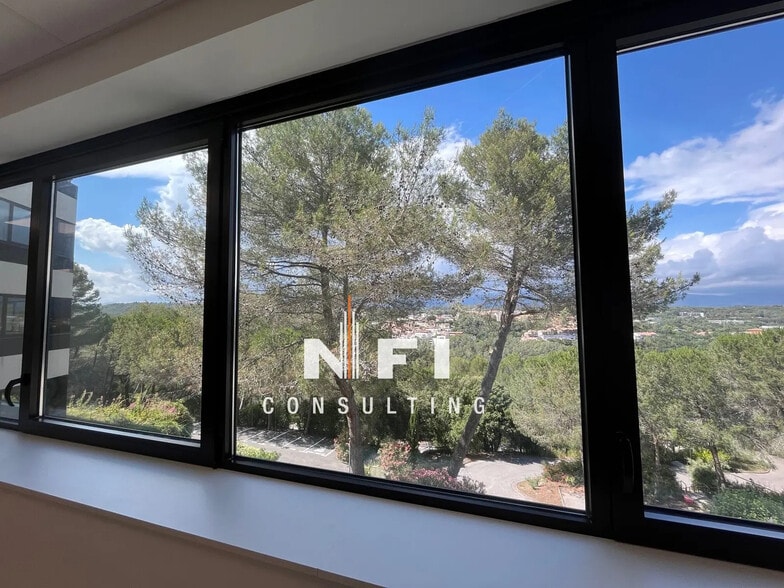 Office in Valbonne for lease - Interior Photo - Image 3 of 7