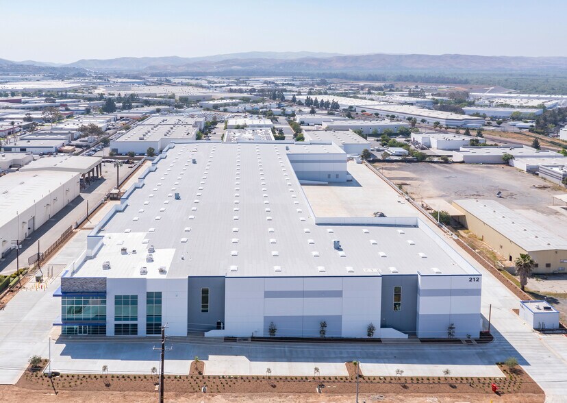 212 N Smith Ave, Corona, CA for lease - Building Photo - Image 3 of 17