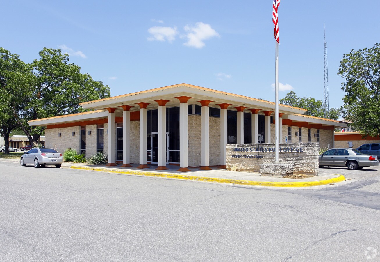 1108 17th St, Hondo, TX 78861