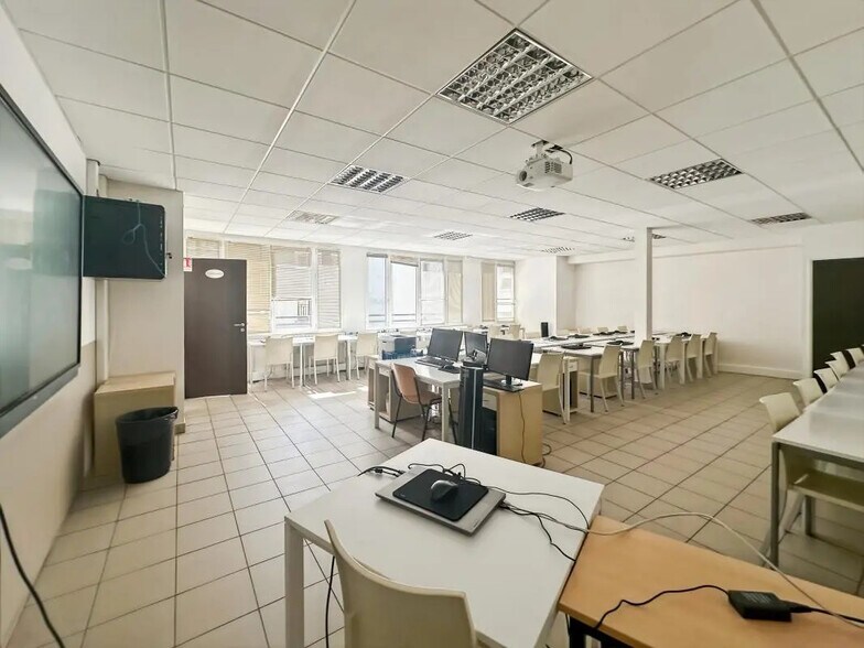Office in Paris for lease - Building Photo - Image 3 of 6