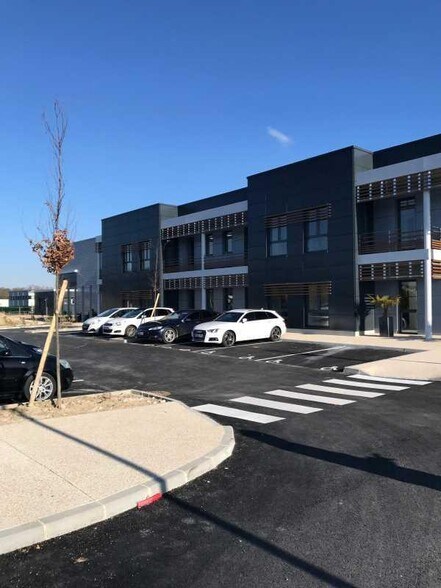 13 Avenue Du Parc Alata, Creil for lease - Building Photo - Image 2 of 5