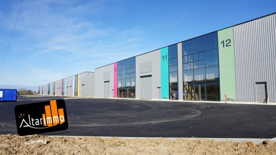 Flex in Chartres for lease Building Photo- Image 1 of 6