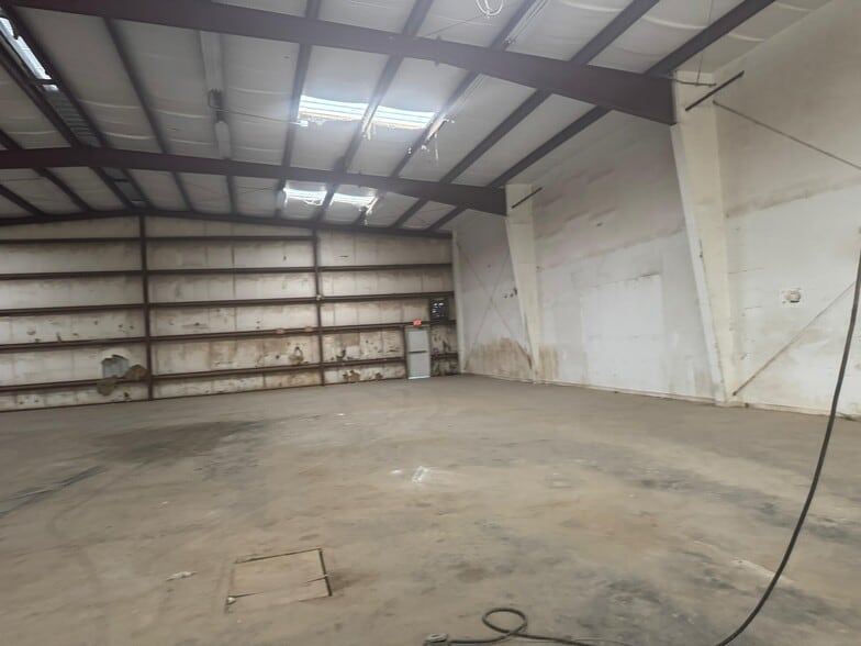 4006 W Crest Ave, Tampa, FL for lease - Building Photo - Image 3 of 22
