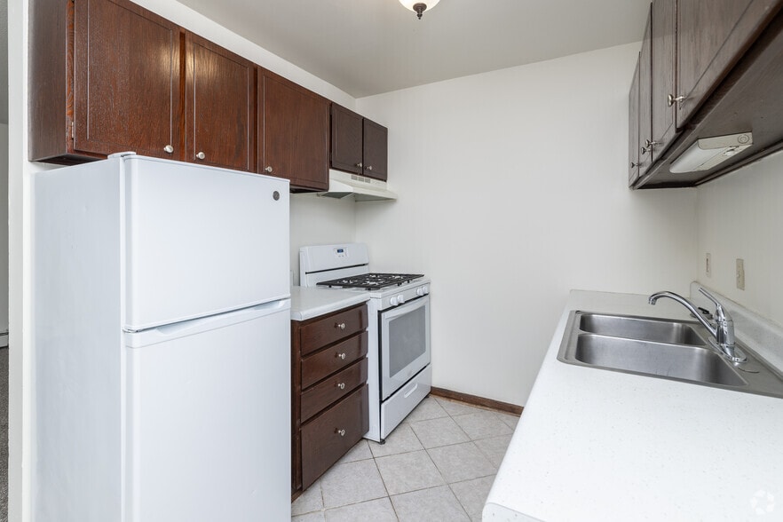 5209 Xerxes Ave N, Minneapolis, MN for sale - Interior Photo - Image 2 of 12